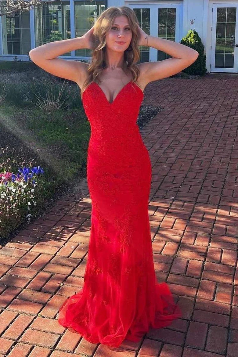 Vestido de fiesta de sirena con escote en V, cordones y abertura con apliques